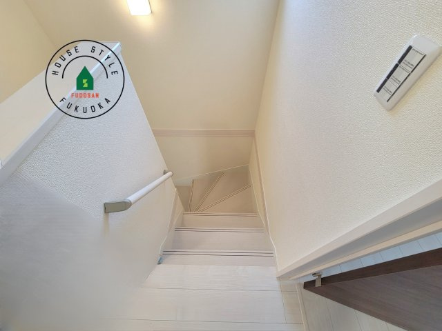 福岡市南区鶴田1丁目第1-4棟（3号棟）の内観：施工例|＜手すり付階段＞手すりがないと階段の昇り降りで危険なことはもちろん、壁に手をつきながら歩くことで壁紙が汚れやすくなります。すべての方に快適に昇り降りしていただくため、手すりを設置しました。