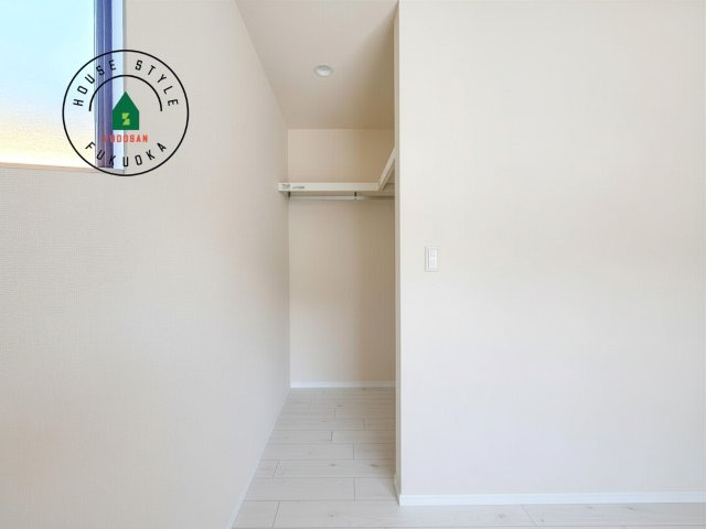 福岡市南区鶴田1丁目第1-4棟（3号棟）の内観：施工例|洋服や大きな荷物が多い方や人数の多いご家族などは、一般的なクローゼットよりもウォークインクローゼットのほうが使い勝手が良いです。