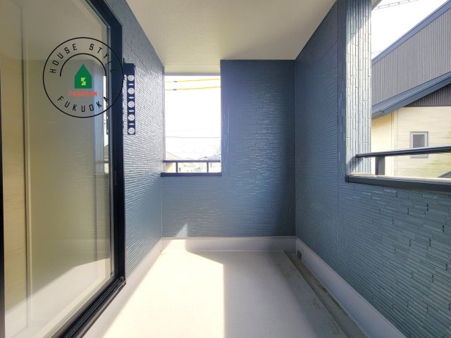 福岡市南区鶴田1丁目第1-4棟（3号棟）の内観：施工例|風をしっかりと感じられるバルコニーでは、毎日が洗濯日和です。広々としているので洗濯も楽しくなるでしょうし、気分転換にバルコニーからの眺めを楽しむのもいいでしょう。