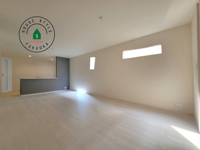 福岡市南区鶴田1丁目第1-4棟（3号棟）の内観：施工例|キッチンからリビングをしっかり確認できます。家族の笑顔があふれる空間になりそうですね。