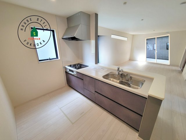 福岡市南区鶴田1丁目第1-4棟（3号棟）の内観：施工例|ご家族を近くに感じられる対面キッチンのLDK。会話もはずみそうですね。