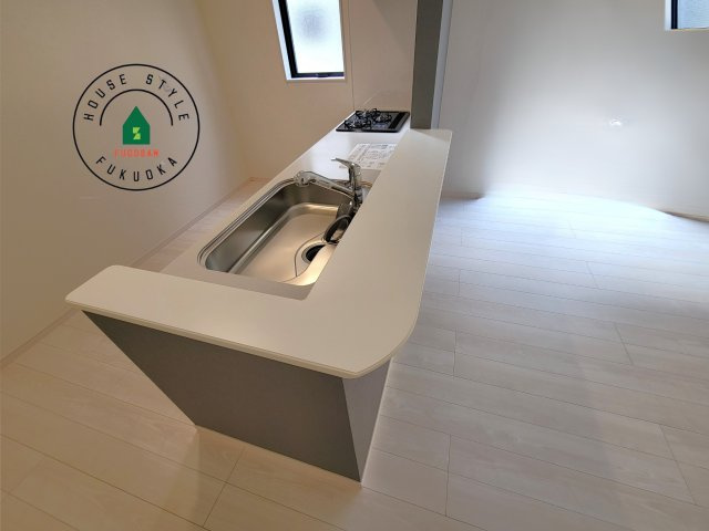 福岡市南区鶴田1丁目第1-4棟（3号棟）の内観：施工例|ダイニングテーブルへの配膳がラクラク、お料理はかどるカウンター付きシステムキッチン！