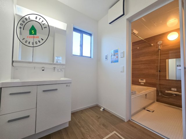 福岡市南区鶴田4丁目第5-3棟（2号棟）の内観：施工例|ゆとりの洗面スペースで朝の身支度もスムーズに。暮らしを快適に変えるシャワー付洗面台です！