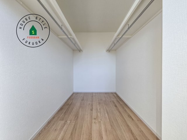 福岡市南区鶴田4丁目第5-3棟（2号棟）の内観：施工例|洋服や大きな荷物が多い方や人数の多いご家族などは、一般的なクローゼットよりもウォークインクローゼットのほうが使い勝手が良いです。