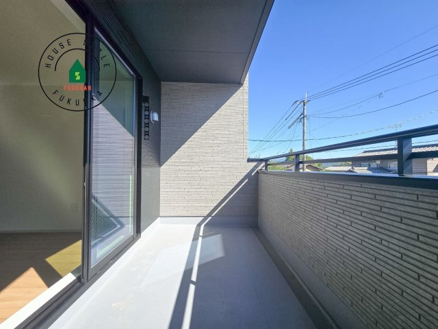 福岡市南区鶴田4丁目第5-3棟（2号棟）の外観：施工例|風をしっかりと感じられるバルコニーでは、毎日が洗濯日和です。広々としているので洗濯も楽しくなるでしょうし、気分転換にバルコニーからの眺めを楽しむのもいいでしょう。