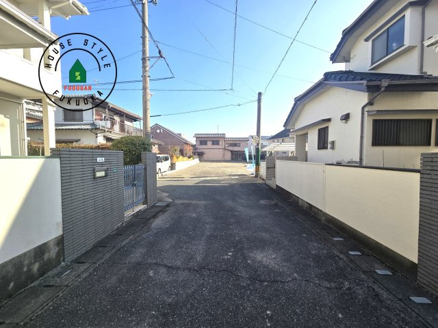福岡市南区鶴田4丁目第5-3棟（2号棟）の前面道路含む現地写真|前面道路は閑静な住宅地をはしる車通りの少ない道路。お車の出し入れが苦手なママや小さなお子様にも安心ですね。しっかり舗装もされているので、ベビーカーや自転車で通っても快適に通行できます。