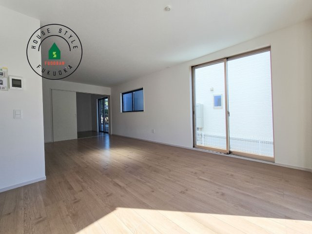 福岡市南区鶴田4丁目第5-3棟（2号棟）の内観：施工例|ご家族を近くに感じられる対面キッチンのLDK。会話もはずみそうですね。