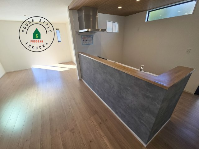 福岡市南区鶴田4丁目第5-3棟（2号棟）の内観：施工例|ダイニングテーブルへの配膳がラクラク、お料理はかどるカウンター付きシステムキッチン！