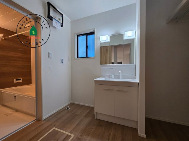 福岡市南区老司1丁目第8-3棟（1号棟）の内観：施工例|ゆとりの洗面スペースで朝の身支度もスムーズに。暮らしを快適に変えるシャワー付洗面台です！