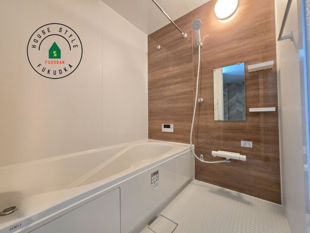 福岡市南区老司1丁目第8-3棟（1号棟）の内観：施工例|1日の疲れを癒してくれる広々バスルーム。雨の日のお洗濯にも大活躍な浴室乾燥機付です！
