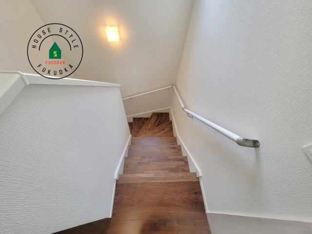 福岡市南区老司1丁目第8-3棟（1号棟）の内観：施工例|階段からも明るい光が入ります。採光や通風も階段の重要な役割です。