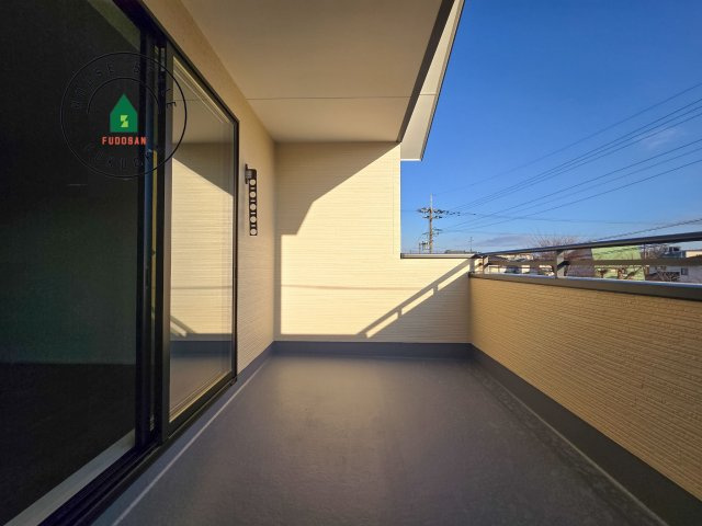 福岡市南区老司1丁目第8-3棟（1号棟）の外観：施工例|風をしっかりと感じられるバルコニーでは、毎日が洗濯日和です。広々としているので洗濯も楽しくなるでしょうし、気分転換にバルコニーからの眺めを楽しむのもいいでしょう。