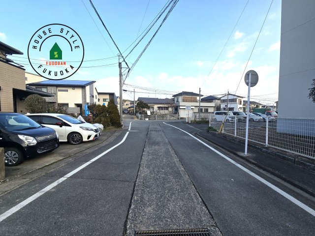 福岡市南区老司1丁目第8-3棟（1号棟）の前面道路含む現地写真|前面道路は閑静な住宅地をはしる車通りの少ない道路。お車の出し入れが苦手なママや小さなお子様にも安心ですね。しっかり舗装もされているので、ベビーカーや自転車で通っても快適に通行できます。