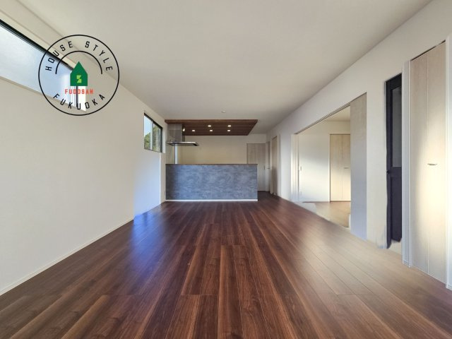 福岡市南区老司1丁目第8-3棟（1号棟）の内観：施工例|ご家族を近くに感じられる対面キッチンのLDK。会話もはずみそうですね。