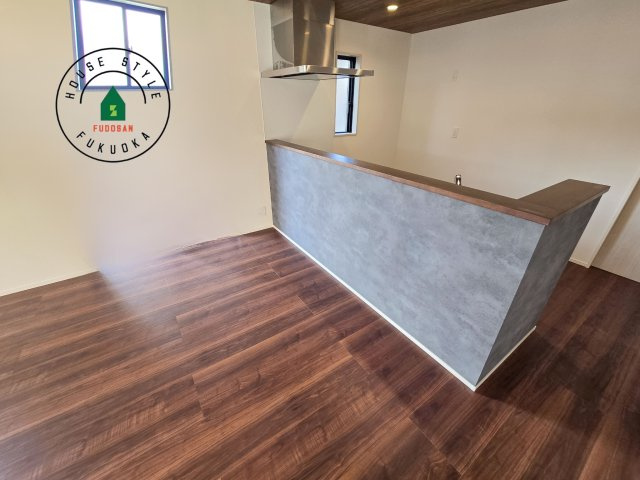 福岡市南区老司1丁目第8-3棟（1号棟）の内観：施工例|ダイニングテーブルへの配膳がラクラク、お料理はかどるカウンター付きシステムキッチン！