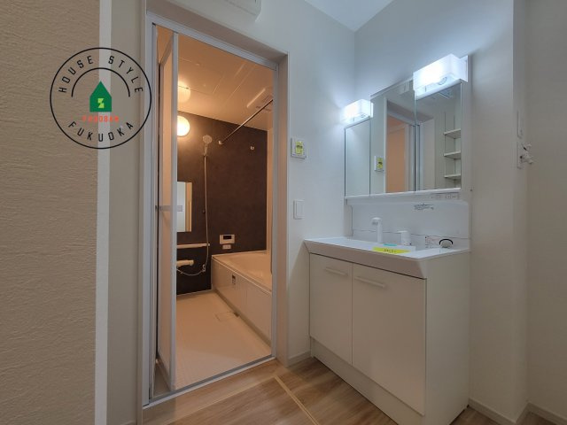 福岡市南区皿山3丁目第7-2棟（2号棟）　の内観：施工例|ゆとりの洗面スペースで朝の身支度もスムーズに。暮らしを快適に変えるシャワー付洗面台です！