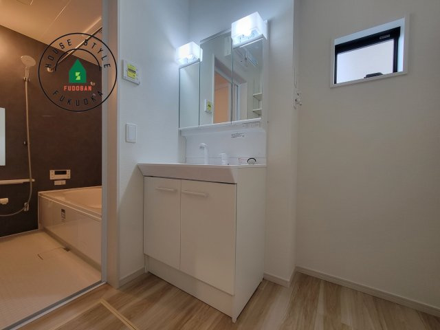 福岡市南区皿山3丁目第7-2棟（2号棟）　の内観：施工例|毎日使うものだから清潔な空間を保ちたい水回り。洗面にはそんな願いを解消させてくれる収納アイデアが満載です。三面鏡の裏側にはキャビネットが現れ小物から背の高い物まで収納できます。