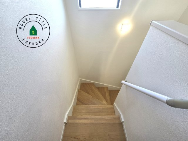 福岡市南区皿山3丁目第7-2棟（2号棟）　の内観：施工例|＜手すり付階段＞手すりがないと階段の昇り降りで危険なことはもちろん、壁に手をつきながら歩くことで壁紙が汚れやすくなります。すべての方に快適に昇り降りしていただくため、手すりを設置しました。