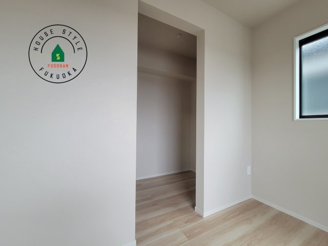 福岡市南区皿山3丁目第7-2棟（2号棟）　の内観：施工例|洋服や大きな荷物が多い方や人数の多いご家族などは、一般的なクローゼットよりもウォークインクローゼットのほうが使い勝手が良いです。