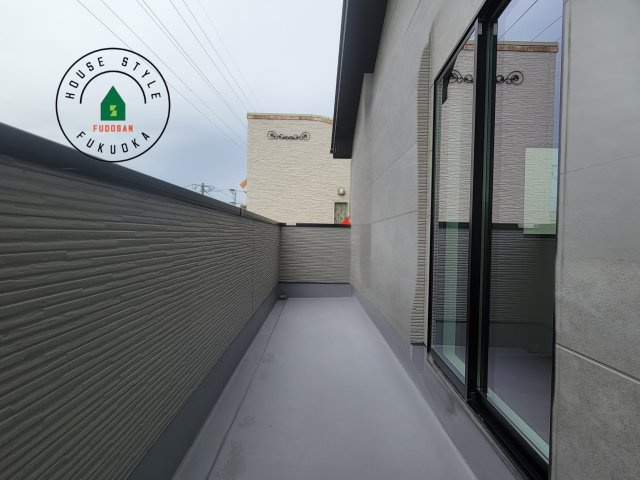 福岡市南区皿山3丁目第7-2棟（2号棟）　の外観：施工例|風をしっかりと感じられるバルコニーでは、毎日が洗濯日和です。広々としているので洗濯も楽しくなるでしょうし、気分転換にバルコニーからの眺めを楽しむのもいいでしょう。