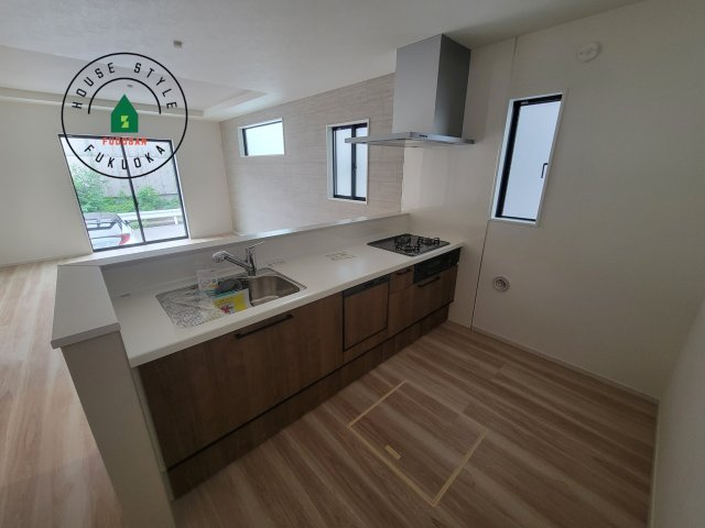 福岡市南区皿山3丁目第7-2棟（2号棟）　の内観：施工例|ご家族を近くに感じられる対面キッチンのLDK。会話もはずみそうですね。