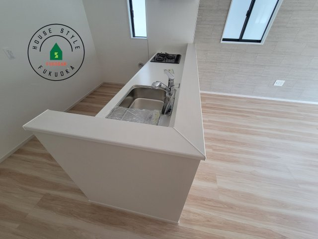 福岡市南区皿山3丁目第7-2棟（2号棟）　の内観：施工例|明るいキッチン作業スペースを多くとりました。ご夫婦でキッチンに立っても調理がしやすい広さです。食器類もすっきりと片付く収納は魅力的です。