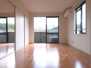 広島市安佐北区小河原町のアパートの居間・リビング|ダイキンエアコン付き