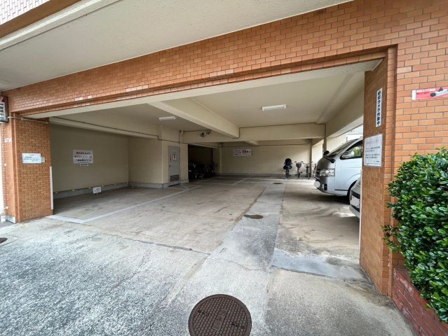 【駐輪場】 | エクレール原 | 屋内に自転車を停められるので悪天候時でも安心ですね