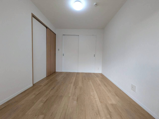 【洋室】 | エクレール原 | バルコニー側のお部屋は広々としており、収納も充実しています
