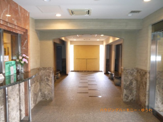 【その他共用部分】 | 清潔感と歓迎感があるエントランスホールとなります。