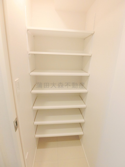 Garden Xavis(ガーデンザヴィス南蒲田の設備|玄関収納　シューズインクローゼット