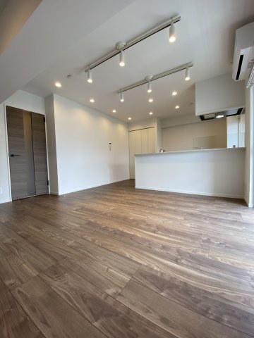 【居間・リビング】 | ダイナコートエスパシオ笹丘 | 南西向きの明るいLDKは15帖以上の広さがあり、ソファやTVを置いてもゆとりがあります