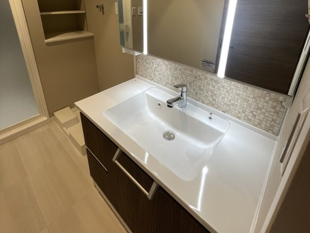 【独立洗面台】 | ダイナコートエスパシオ笹丘 | 三面鏡裏収納付きの洗面台で、散らかりがちな洗面回りもすっきりと片付きます