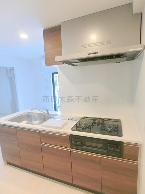 Garden Xavis(ガーデンザヴィス南蒲田のキッチン|3口ガスグリル付カウンターキッチン　パントリー付きがうれしいキッチン！