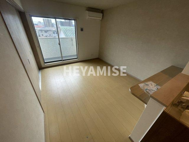 トレス天満Bの居間・リビング|※室内画像は別棟のもの。