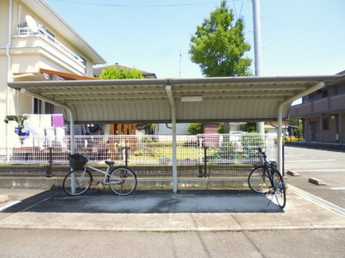ジュネス・鳥栖のその他共用部分|駐輪場に自転車も停められます♪