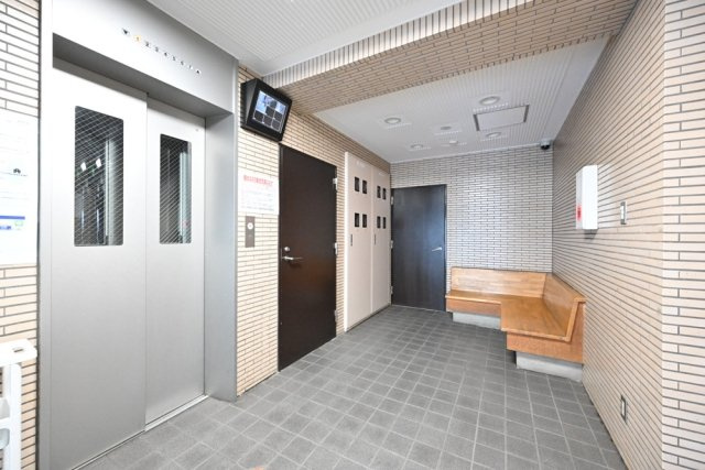 ナイスアーバンスピリッツ鶴見市場Ⅱ芦澤ビルのエントランス