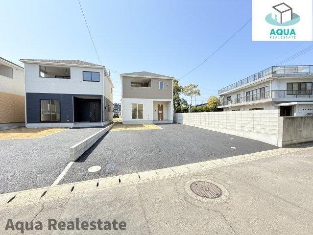 高松市牟礼町大町の新築一戸建の居間・リビング|お料理しやすいキッチンです