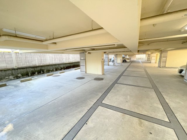 メゾンスイート西大寺の駐車場