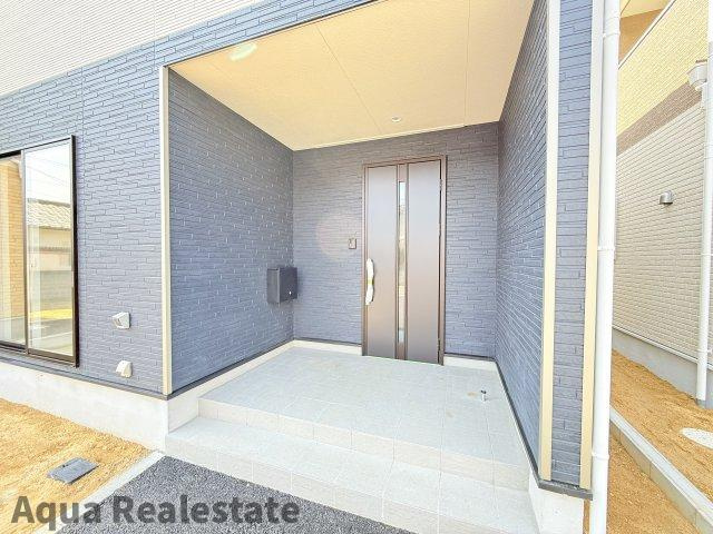高松市牟礼町大町の新築一戸建の玄関|収納もある玄関です