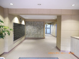 【その他共用部分】 | 清潔感と歓迎感があるエントランスホールとなります。