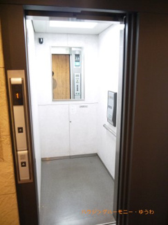【その他共用部分】 | 勿論エレベーターが備え付けられています。スキップフロアのEVなので、９階まで登り、９０５号室横の階段を降りて下さい。