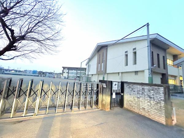 宇都宮市石井町　4DK　中古住宅の前面道路含む現地写真