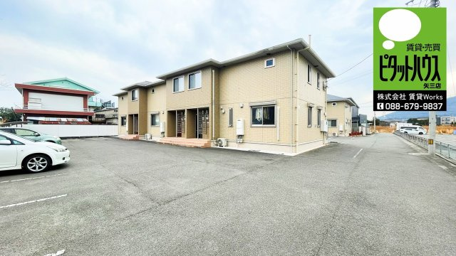 コスモ　スクエアⅡ　Ｂ棟の外観