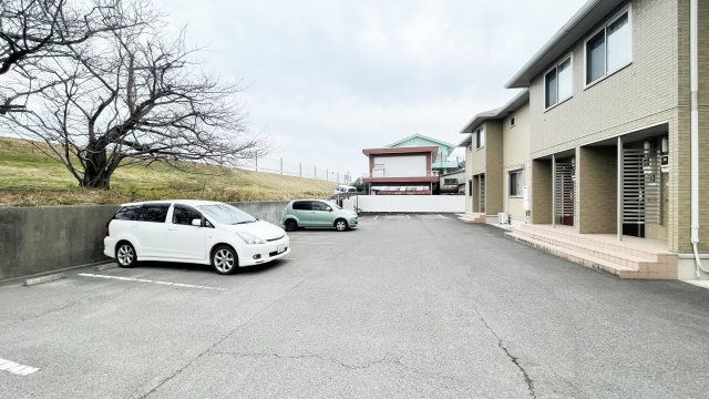 コスモ　スクエアⅡ　Ｂ棟の駐車場