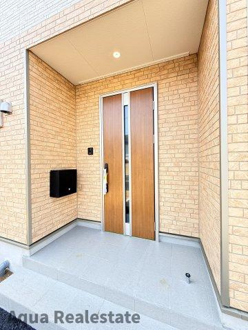 高松市牟礼町大町の新築一戸建の玄関|収納もある玄関です