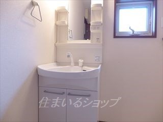 広島市安佐北区落合１丁目のアパートの洗面所|シャンプードレッサー・窓あり