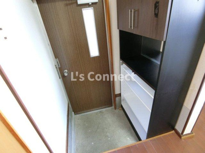 【玄関】 | コーポ元倉 | 下駄箱付きで靴も収納できます。