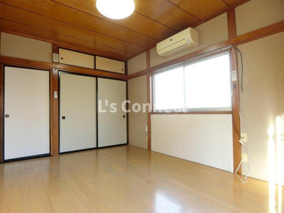 【居間・リビング】 | コーポ元倉 | 角部屋で２面に窓があります。