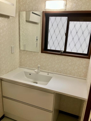 【洗面所】 | 上小町戸建 | 明るい洗面所です